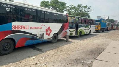 বেলা বাড়ার সঙ্গে সঙ্গে যানবাহনের সারি আরও বাড়ছে