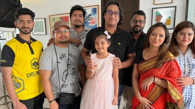 শুটিংয়ের ফাঁকে শুটিং সদস্যরা