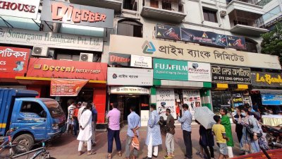 ৭০০ টাকা কেজির হালিম কিনতে লম্বা লাইন