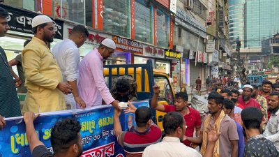 রাজধানীতে ইফতার বিতরণ