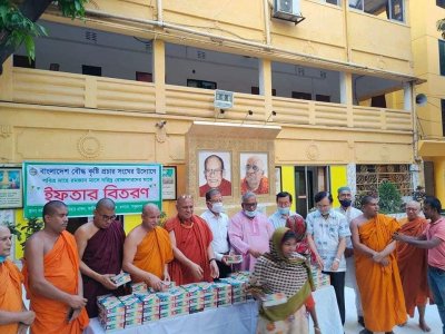 রাজধানীতে ইফতার বিতরণ