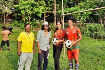 শুটিংয়ে শিল্পীদের মাঝে নির্মাতা
