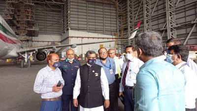 ক্ষতিগ্রস্ত উড়োজাহাজের পরিদর্শনে বিমান প্রতিমন্ত্রী মাহবুব আলী