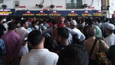 কমলাপুর স্টেশনে ভোগান্তিতে যাত্রীরা