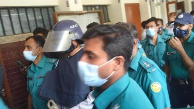 আদালতে আসামিরা