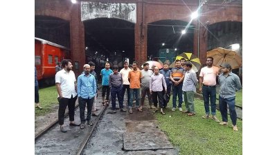 আন্দোলনরত কর্মচারীরা
