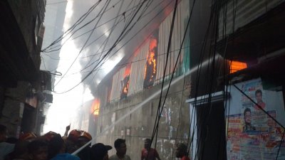 লালবাগে প্লাস্টিক কারখানার আগুন নিয়ন্ত্রণে ফায়ার সার্ভিসের ১২ ইউনিট