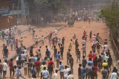 ছাত্রদের হল ছাড়ার নির্দেশ  