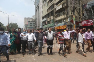 সংঘর্ষ থামাতে আসা শিক্ষকদের ওপর ইটপাটকেল নিক্ষেপ