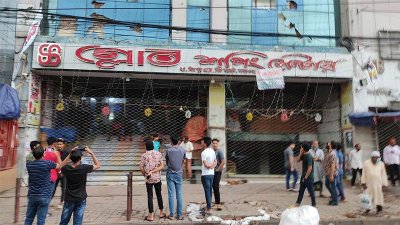 বুধবার সকালে নিউমার্কেট এলাকা