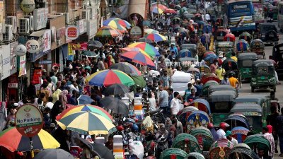 ফুটপাতেও চলছে কেনাকাটা (ছবি: নাসিরুল ইসলাম)