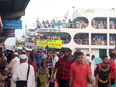 গরম-যানজট উপেক্ষা করে সদরঘাটে ঘরমুখো মানুষের ভিড়