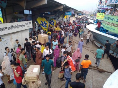 গরম-যানজট উপেক্ষা করে সদরঘাটে ঘরমুখো মানুষের ভিড়