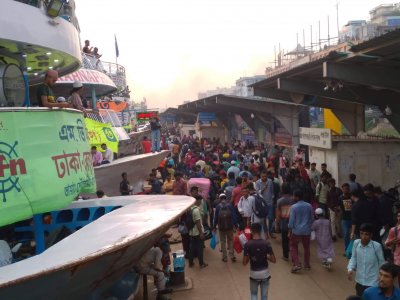 গরম-যানজট উপেক্ষা করে সদরঘাটে ঘরমুখো মানুষের ভিড়