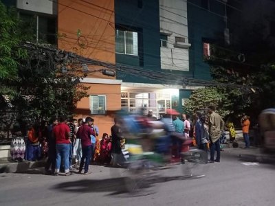 মালিকের বাসার সামনে শ্রমিকরা