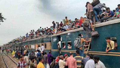 ট্রেনের ছাদে উঠতে মই ভাড়া ১০-৫০ টাকা