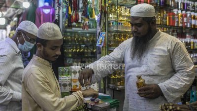 শেষ মুহূর্তের কেনাকাটার তালিকায় আতর-টুপি