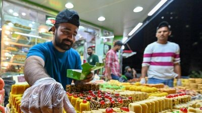 ঈদ উপলক্ষে সংযুক্ত আরব আমিরাতের দোকানে মিষ্টির আয়োজন