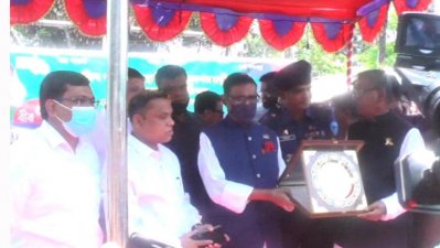 ওবায়দুল কাদেরের হাতে &lsquo;বীর ৭১ সম্মাননা&rsquo; পদক তুলে দিচ্ছেন বসুরহাট পৌরসভার মেয়র আবদুল কাদের মির্জা