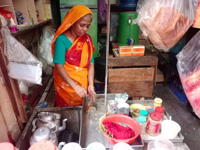 চা বানাতে ব্যস্ত মরিয়ম, ছবি: সালমান তারেক শাকিল