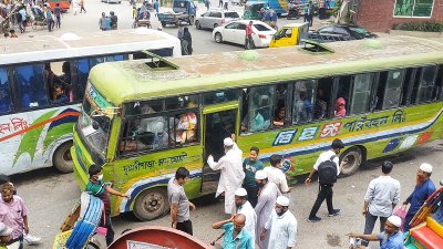 কাজে ফিরছেন গণপরিবহন শ্রমিকরা, যাত্রীর চাপ কম