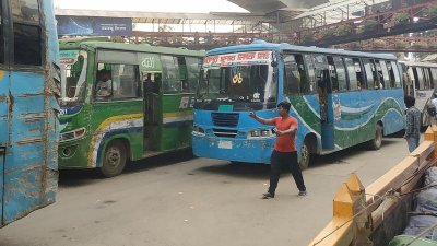 কাজে ফিরছেন গণপরিবহন শ্রমিকরা, যাত্রীর চাপ কম