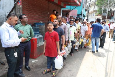 জব্দ করা ভোজ্যতেল ন্যায্যমূল্যে বিতরণ করা হয়