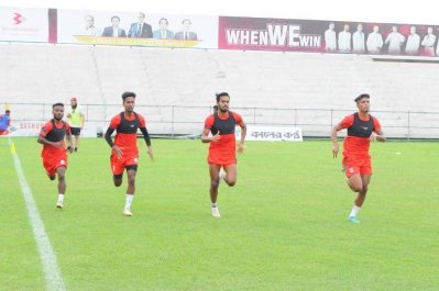 কাবরেরার অনুশীলনে সাদ উদ্দিন (ডান দিক থেকে দ্বিতীয়।)