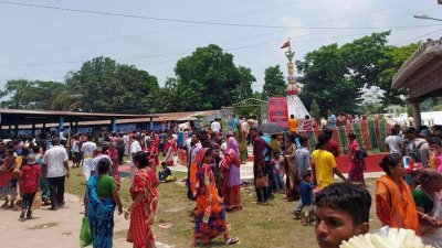 ভক্ত ও দোকানিরা মেলায় আসতে শুরু করেছেন