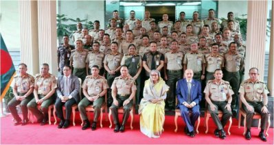 সেনা কর্মকর্তাদের সঙ্গে প্রধানমন্ত্রী শেখ হাসিনা (ছবি: বাসস)
