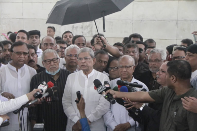 সাংবাদিকদের সঙ্গে কথা বলছেন মির্জা ফখরুল ইসলাম আলমগীর