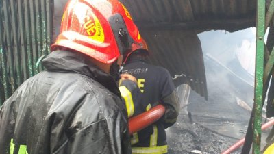 চকবাজারে প্লাস্টিক কারখানায় আগুন
