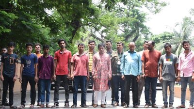 গ্রেফতার চক্রের ১০ সদস্য