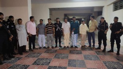 কক্সবাজারের আবাসিক হোটেল থেকে ৮ জুয়াড়ি আটক
