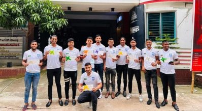 প্রধানমন্ত্রীর সংবর্ধনা ও পুরস্কার পাওয়া জাতীয় দলের ফুটবলাররা