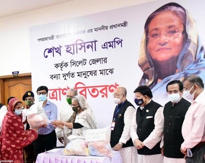 অনুষ্ঠান শেষে বন্যা দুর্গতদের মাঝে ত্রাণ বিতরণ করেন প্রধানমন্ত্রী