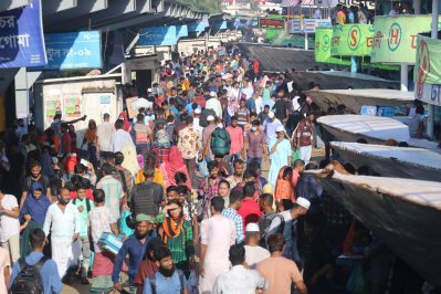 সদরঘাটে ঘরমুখো মানুষের ঢল (ফটো স্টোরি)