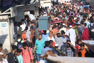 সদরঘাটে ঘরমুখো মানুষের ঢল (ফটো স্টোরি)