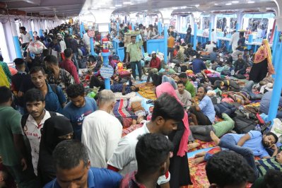 সদরঘাটে ঘরমুখো মানুষের ঢল (ফটো স্টোরি)