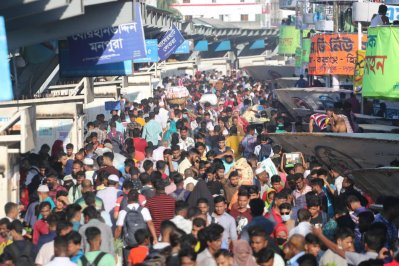 সদরঘাটে ঘরমুখো মানুষের ঢল (ফটো স্টোরি)