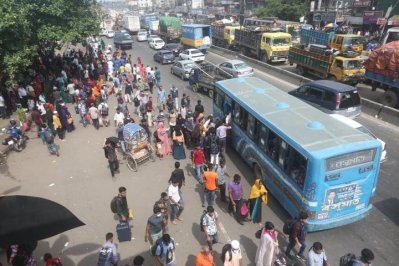 গণপরিবহনের জন্য অপেক্ষা