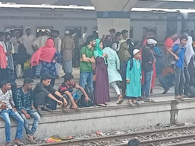 স্টেশনে ট্রেনের জন্য অপেক্ষা করছেন যাত্রীরা