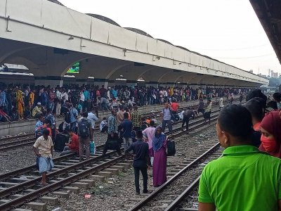 কমলাপুর স্টেশনের ট্রেনের জন্য অপেক্ষা করছে মানুষ 
