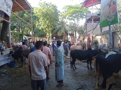 শাহজাহানপুর রেলওয়ে মৈত্রী সংঘের মাঠে পশুর হাট প্রায় ফাঁকা
