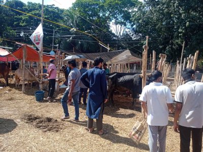 শাহজাহানপুর রেলওয়ে মৈত্রী সংঘের মাঠে পশুর হাট প্রায় ফাঁকা