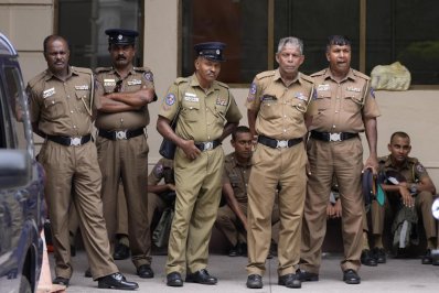 প্রেসিডেন্টের বাসভবনের প্রবেশ পথ থেকে দূরে সরে অবস্থান নিয়েছেন পুলিশ কর্মকর্তারা