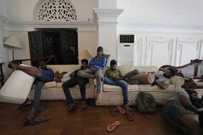 বিক্ষোভকারীরা প্রধানমন্ত্রীর বাসভবনের সোফায় বিশ্রাম নিচ্ছে