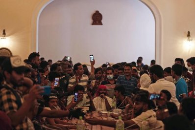 প্রেসিডেন্ট ভবনে মন্ত্রিসভার বৈঠক আয়োজনের ভান করছেন বিক্ষোভকারীরা