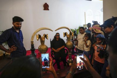 প্রেসিডেন্ট গোটাবায়ার বাসভবন দখলের একদিন পর বিক্ষোভকারী ভবনটি ঘুরে দেখছে এবং ছবি তুলছে। শনিবার তিনি পদত্যাগের ঘোষণা দিয়েছেন