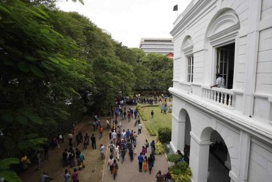 প্রেসিডেন্ট ভবন ঘুরে দেখছেন বিক্ষোভকারীরা